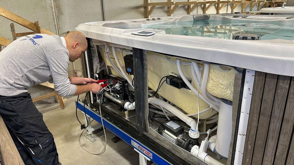 Waterwave Spas Techniker bei der Endmontage und Isolationsprüfung
